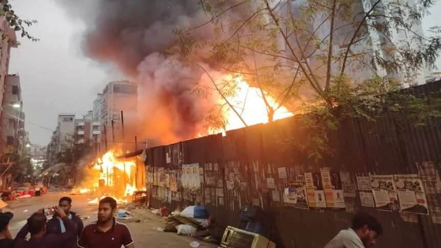 উত্তরায় কাঁচাবাজারে আগুন, নিয়ন্ত্রণে ৫ ইউনিট