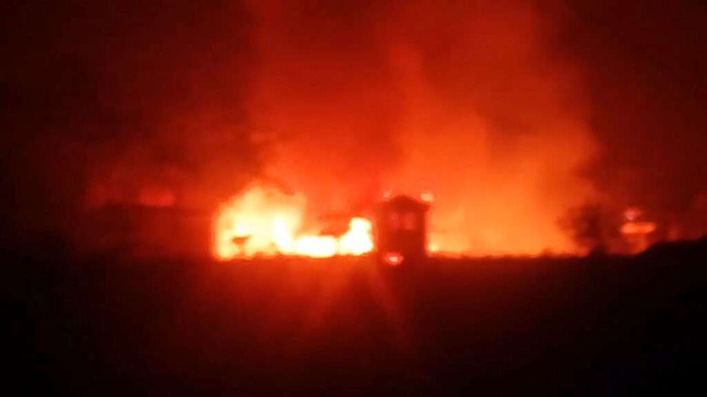 মধ্যরাতে উখিয়ার রোহিঙ্গা ক্যাম্পে ভয়াবহ আগুন